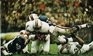 Jim Kiick runs against Buffalo.